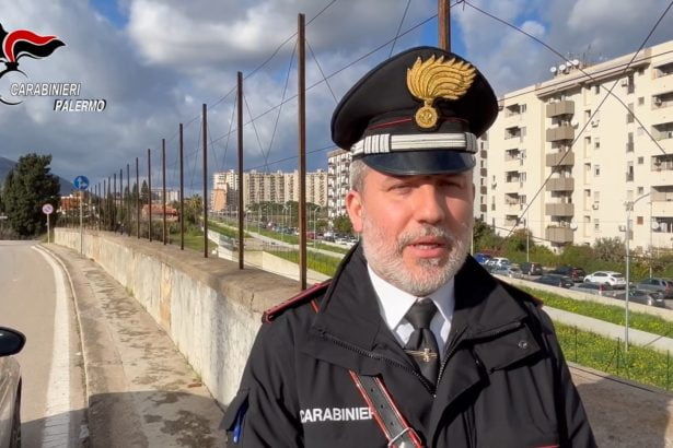 Palermo - Ad evitare la tragedia è stato l’intervento di un carabiniere, libero dal servizio, che ha salvato un uomo che aveva intenzione di gettarsi dal cavalcavia in direzione via Belgio.