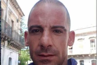 Tragedia a Militello in Val di Catania per la morte di Giuseppe Maggiore, 43 anni, deceduto in un terribile incidente stradale. Secondo le prime ricostruzioni, l'auto con a bordo Maggiore insieme al figlio e al nipote, è uscita di strada precipitando da un ponte e finendo in un torrente tra Lentini e Scordia. Per Maggiore non c'è stato nulla da fare, mentre il figlio e il nipote, trasportati d'urgenza all'ospedale di Lentini, non sarebbero in pericolo di vita.