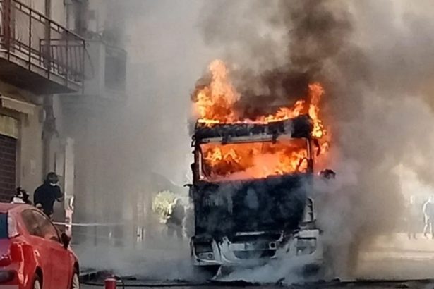 Sul posto sono intervenuti prontamente i vigili del fuoco
