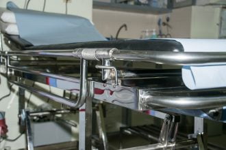 Morire al pronto soccorso mentre si è in attesa di essere visitati. Sarebbe accaduto all'ospedale di Agrigento, come denunciano i parenti di una donna deceduta.