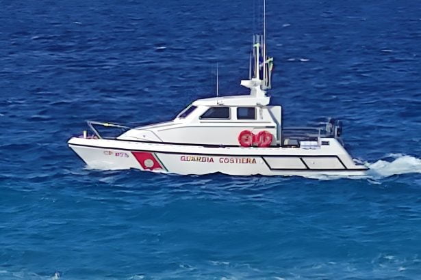 Palermo, drammatico salvataggio in mare di un pescatore ferito in incidente sul lavoro La guardia costiera di Palermo soccorre con tempestività un membro dell’equipaggio di un motopesca ferito gravemente