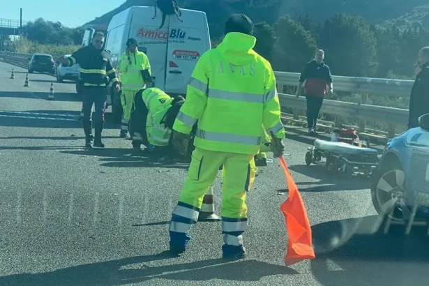 Ad avere la peggio il centauro della moto, finito rovinosamente sull'asfalto dopo l'impatto con una vettura
