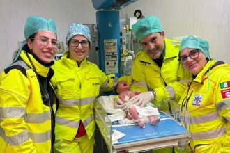 Alcamo - Gran felicit&agrave; in una casa di Alcamo dove &egrave; nata la piccola Giulia. La neo-mamma, M.D.R. di 22 anni alla sua prima gravidanza, ha chiamato il 118 quando ha avvertito le doglie e la rottura delle acque.