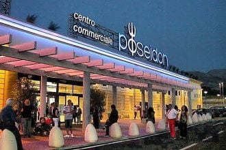Molti clienti e dipendenti del centro commerciale, allarmati dalle urla e dal trambusto, hanno lanciato l'allarme