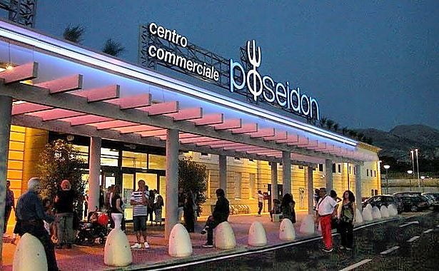 Molti clienti e dipendenti del centro commerciale, allarmati dalle urla e dal trambusto, hanno lanciato l'allarme