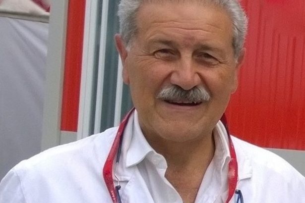 Tragedia a Capodanno in provincia di Ragusa. Un grave incidente frontale è avvenuto il 31 dicembre scorso sulla strada statale 194 tra Modica e Pozzallo. Nello scontro tra una Opel Corsa e una Fiat Tipo ha perso la vita l'ex primario dell'ospedale Umberto I di Siracusa, Angelo Giudice, 74 anni. Oltre alla vittima ci sono stati sei feriti tra cui due bambini, uno di sei anni originario di Siracusa, ricoverato in prognosi riservata.