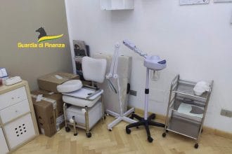 Le Fiamme Gialle hanno scoperto un’estetista che esercitava abusivamente la professione, all'interno di un'abitazione privata