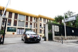 Un video postato sui social network in cui una coppia spara con un fucile da caccia in aperta campagna è costato l'arresto ad un 30enne di Sciara. I Carabinieri, dopo aver individuato i protagonisti del video, hanno perquisito la loro abitazione trovando due fucili detenuti illegalmente e circa 130 cartucce.