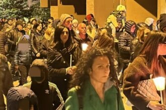 Centinaia di persone hanno partecipato ad Altavilla Milicia (Palermo) alla fiaccolata per ricordare Antonella Salamone e i suoi due figli, Kevin ed Emanuel, di 16 e 5 anni, assassinati dal marito e padre, Giovanni Barreca. Il corteo silenzioso, intitolato "Tante luci una comunità", è partito da piazza Belvedere.