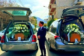 Un corteo commovente ha accolto oggi ad Altavilla Milicia le salme dei due fratelli Emanuel di 5 anni e Kevin di 16, barbaramente uccisi nella villetta del padre Giovanni Barreca durante un presunto rito esorcistico, con la madre Antonella Salamone.
