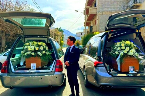 Un corteo commovente ha accolto oggi ad Altavilla Milicia le salme dei due fratelli Emanuel di 5 anni e Kevin di 16, barbaramente uccisi nella villetta del padre Giovanni Barreca durante un presunto rito esorcistico, con la madre Antonella Salamone.