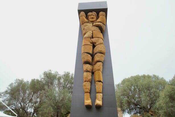 La statua, alta quasi 8 metri, è sostenuta da una struttura in acciaio di 12 metri alla quale sono ancorate delle mensole dove sono collocati i singoli pezzi del monumento riassemblato