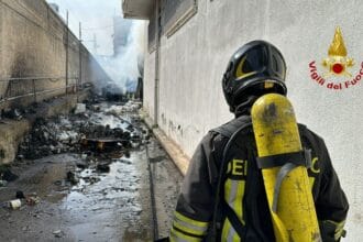 L'incendio ha interessato i magazzini di deposito posti sul retro dell'esercizio commerciale in viale Regione Siciliana a Palermo
