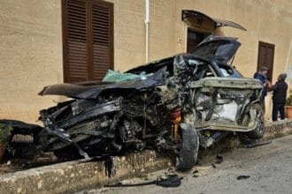 Custonaci - Tragico incidente stradale in via Purgatorio a Custonaci, nel trapanese. Un giovane ha perso la vita e una ragazza è rimasta gravemente ferita.