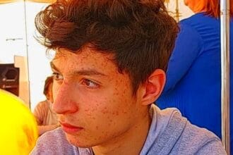 Un messaggio inquietante, inviato ad un amico solo pochi giorni prima dell'orrore. "Io scappo sempre da casa mia per stare con voi e svagarmi perché io in questa casa non sento pace. Per colpa di questo atteggiamento il diavolo si sta mangiando la mia famiglia". Così scriveva Kevin Barreca, il ragazzo di 16 anni tragicamente ucciso insieme alla madre e al fratellino di 5 anni durante un presunto rituale di purificazione.