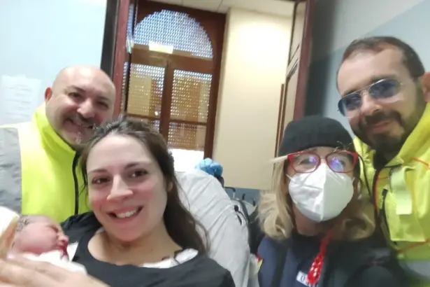 Roberta nasce in ambulanza in via Oreto: lei e la mamma stanno bene La corsa da Ciminna a Palermo, poi il parto sull'ambu8lanza del 118, la mamma e la bimba portate al Civico stanno bene