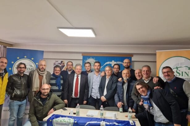 Situazione drammatica nei pronto soccorso siciliani: troppo pochi infermieri a lavoro Le dotazioni organiche come tema prioritario nel confronto con i nuovi direttori generali della sanità. È quanto emerso nel corso della riunione del direttivo regionale del Nursind Sicilia che si è riunito a Palermo alla presenza dei segretari provinciali di tutta l’Isola. La carenza di personale dunque al centro del dibattito. È stata analizzata la critica situazione legata alla mancanza di operatori nelle strutture sanitarie e sono state discusse strategie per affrontare questa emergenza che sta compromettendo l'efficienza dei servizi offerti ai cittadini. Ad aprire e condurre i lavori il segretario regionale Salvo Calamia, il vicesegretario Alfredo Guerriero e il vicesegretario nazionale, Salvo Vaccaro.
