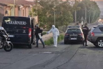 Il corpo della vittima è stato ritrovato riverso in strada in un lago di sangue da alcuni passanti
