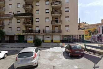 Gli investigatori stanno cercando di risalire all'identità dei rapinatori anche attraverso l'analisi delle immagini delle telecamere della zona
