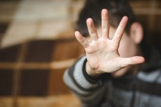 Un bambino di cinque anni sarebbe stato picchiato e frustato alla schiena e sulle gambe per le sue 'monellerie'.