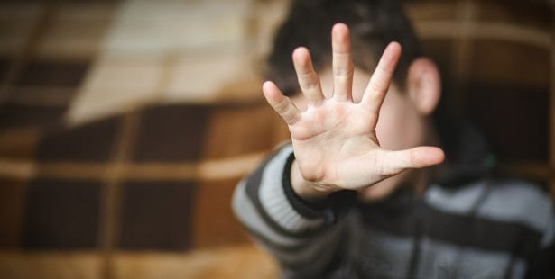 Un bambino di cinque anni sarebbe stato picchiato e frustato alla schiena e sulle gambe per le sue 'monellerie'.