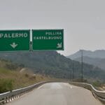 Sessanta all'ora, di giorno e di notte, in entrambe le direzioni: chi viaggia sulla A20 tra Villafranca Tirrena e Patti dovrà alzare il piede dall'acceleratore da domani alle 7 e fino alle 19 del 31 dicembre. Lo ha deciso il Consorzio autostrade siciliane con un'ordinanza firmata nelle ultime ore.