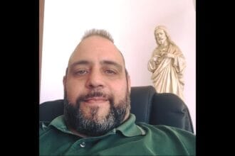 E'Antonio Ciavarello, genero del defunto boss mafioso Totò Riina, l'italiano arrestato all'alba di stamani dalla polizia maltese che ha eseguito un mandato di cattura europeo emesso dal Tribunale di Brindisi il 24 gennaio del 2022. Lo riferiscono all'ANSA fonti del ministero dell'Interno maltese.