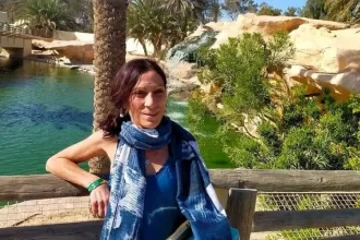 Si è spenta all'età di 55 anni, dopo una lunga malattia, Caterina Zizzo, storica titolare del Caterina Pub, locale di riferimento della movida palermitana. Originaria di Villafrati, Caterina aveva iniziato a lavorare giovanissima prima da Di Martino, per poi decidere di mettersi in proprio e aprire nel 1998 quello che all'inizio si chiamava Laguna Blu in via Squarcialupo. In pochissimo tempo, grazie alla personalità vulcanica della sua fondatrice, il locale era diventato il Caterina Pub, punto di ritrovo per diverse generazioni di palermitani amanti della vita notturna. Caterina è stata una vera e propria istituzione, una figura centrale della nightlife cittadina: migliaia di ragazzi l'hanno conosciuta e hanno assaporato i suoi cocktail durante le serate in quel locale che portava il suo nome.