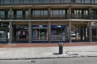 Nella notte un nuovo colpo messo a segno dalla cosiddetta "banda delle spaccate" che da mesi opera a Palermo. Intorno alle 2 di notte, un'auto rubata, una Lancia Y, è stata utilizzata come ariete per sfondare la vetrata del negozio Tim in piazza Castelnuovo, nel cuore del capoluogo siciliano.