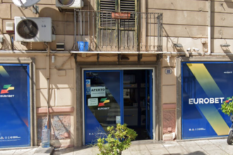 Rapina all’agenzia di scommesse Eurobet in corso Calatafimi a Palermo. In quattro armati di pistola hanno fatto irruzione nell’esercizio commerciale hanno minacciato i dipendenti e sono fuggiti via con i soldi.