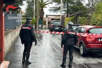 Sarebbe stato il suocero della vittima, Giovanni Nicolosi, 60 anni, a uccidere Vincenzo Rizzotto, 42 anni, ieri verso le 18 a Mascalucia (Catania). Lo dicono i carabinieri di Mascalucia e del nucleo operativo e radiomobile della compagnia di Gravina di Catania, che dopo gli interrogatori hanno arrestato l'indagato per omicidio aggravato.