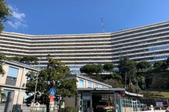 Ha del miracoloso quanto accaduto nelle scorse ore a Genova, dove un adolescente di 14 anni originario di Palermo ha potuto beneficiare di un trapianto di reni provenienti da un bambino di soli 6 anni. Il ragazzino siciliano, affetto da una grave forma di insufficienza renale, era stato trasferito d'urgenza presso il Policlinico San Martino del capoluogo ligure, dove è stato immediatamente inserito nelle liste d’attesa per il trapianto. Quando nella mattinata di venerdì è arrivata la notizia della disponibilità degli organi di un piccolo donatore presso l'Ospedale di Varese, però, si è messa in moto una vera e propria catena di solidarietà per assicurare il loro tempestivo trasferimento.