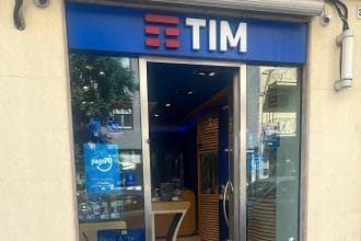 Rapina al centro Tim di Corso Calatafimi. Momenti di paura ieri pomeriggio in un negozio Tim in corso Calatafimi a Palermo, dove due rapinatori armati di martello hanno fatto irruzione intorno alle 19 per mettere a segno un colpo che ha fruttato loro iPhone per un valore di circa 6mila euro.