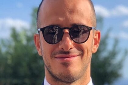 Una vacanza tra amici si è trasformata in tragedia per Simone Lo Turco, 34enne di Giardini Naxos, morto in Sri Lanka stroncato da una polmonite fulminante. Il dramma si è consumato nel giro di pochi giorni. Il giovane, in viaggio con alcuni amici e un cugino nel Paese asiatico, avrebbe accusato un malore improvviso. Nonostante l'immediato intervento dei soccorsi, le sue condizioni sono apparse subito gravi. In breve tempo Simone ha contratto una polmonite fulminante che non gli ha lasciato scampo.