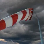 Palermo - Una burrasca di scirocco si abbatterà sulla Sicilia domenica 12 aprile, con raffiche che lungo il settore tirrenico potranno raggiungere localmente gli 80-100 km/h. A lanciare l'allerta è il Centro Meteo Sicilia, che ha emesso un avviso per vento forte in arrivo già dal pomeriggio e con il picco previsto entro sera.