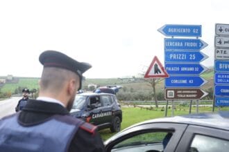 Un'operazione dei Carabinieri della Compagnia di Lercara Friddi, supportati dalle unità d'intervento del 12° Reggimento "Sicilia" e dei Comandi Compagnia dei Gruppi di Palermo e Monreale, ha portato all'arresto di quattro individui, tre ventenni e un 27enne, tutti palermitani e già noti alle forze dell'ordine.
