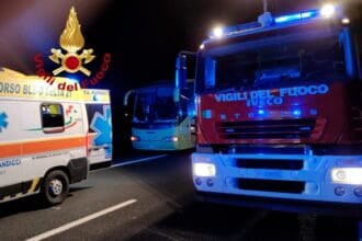 Un paziente è morto nell'incendio scoppiato stasera nell'ospedale Fratelli Parlapiano di Ribera, nell'Agrigentino, pare per una sigaretta che l'uomo avrebbe acceso durante una seduta di ossigenoterapia.