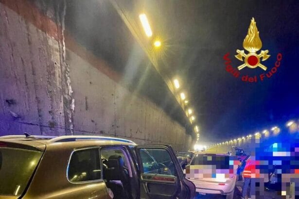 Nel violento impatto sono rimaste coinvolte tre autovetture