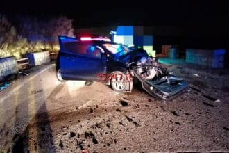 Un'altra tragica notte sulle strade siciliane. Questa volta, il dramma si è consumato lungo la SP92 a Nicolosi, nel Catanese, dove un violento schianto ha causato la morte di un giovane di 20 anni e il ferimento grave di altre tre persone che viaggiavano con lui.