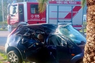 Per estrarre l'automobilista è stato necessario l'intervento dei vigili del fuoco