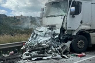 Una persona morta e un ferito molto grave. Questo è il bilancio di un incidente stradale avvenuto oggi sulla SS115 «Sud Occidentale Sicula», nai pressi di Sciacca, in provincia di Agrigento. La vittima dell'incidente terrificante è Antonino Araca, 49 anni. L'uomo era di Messina.