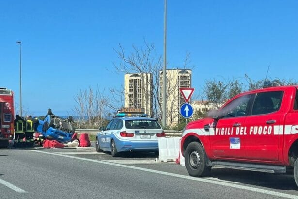 Per estrarre la giovane dalle lamiere sono intervenuti i vigili del fuoco