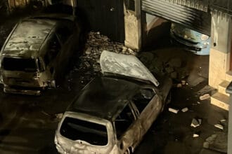 Ha incendiato l'auto di un familiare e ha danneggiato altre due vetture di due parenti la scorsa notte a Caccamo (Palermo).