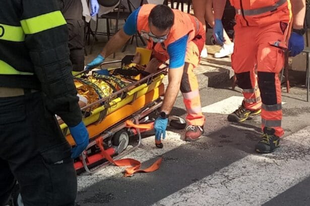 Paura in via Crociferi a Palermo, dove un giovane di 28 anni è caduto in una botola aperta sul marciapiede, facendo un volo di circa sei metri. Il ragazzo stava passeggiando tranquillamente quando improvvisamente la lamiera che copriva il tombino ha ceduto, facendolo precipitare nel vuoto.