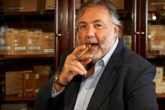 Morto a Palermo il signore dei sigari e delle pipe, addio Carlo Riggio. Aveva una storica tabaccheria in via Dante