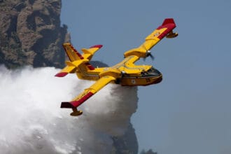 . Un vasto incendio sta interessando in queste ore l'isola di Pantelleria. Le fiamme sono divampate nel pomeriggio nella zona di Randazzo, vicino Bugeber, ai piedi dell'imponente Montagna Grande, attirando lo sguardo preoccupato di residenti e turisti.