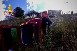 Un pauroso incidente stradale si è verificato questa mattina lungo la strada INTC7 nel comune di Giardinello, in provincia di Palermo. Un'auto con a bordo un uomo di 66 anni residente nella zona, è uscita improvvisamente fuori strada finendo la sua corsa in un profondo dirupo adiacente alla carreggiata.
