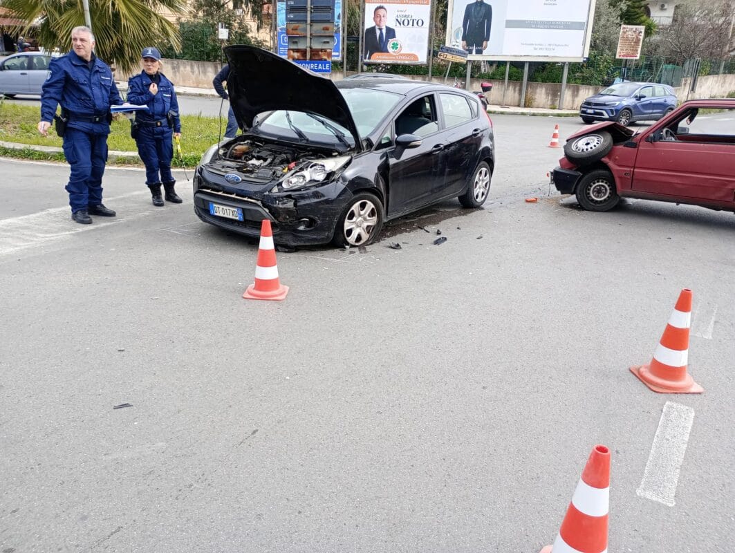 Incidente sulla Circonvallazione di Monreale, un ferito A bordo della Panda viaggiava un uomo di 46 anni che è stato trasportato in ospedale in codice giallo