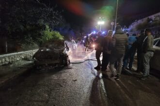 L'incendio distrugge due auto in via Baronio Manfredi a Monreale, sul posto Vigili del Fuoco e carabinieri