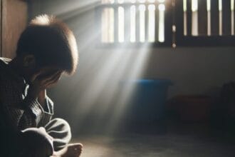 L'uomo è finito ai domiciliari dopo i racconti del bambino